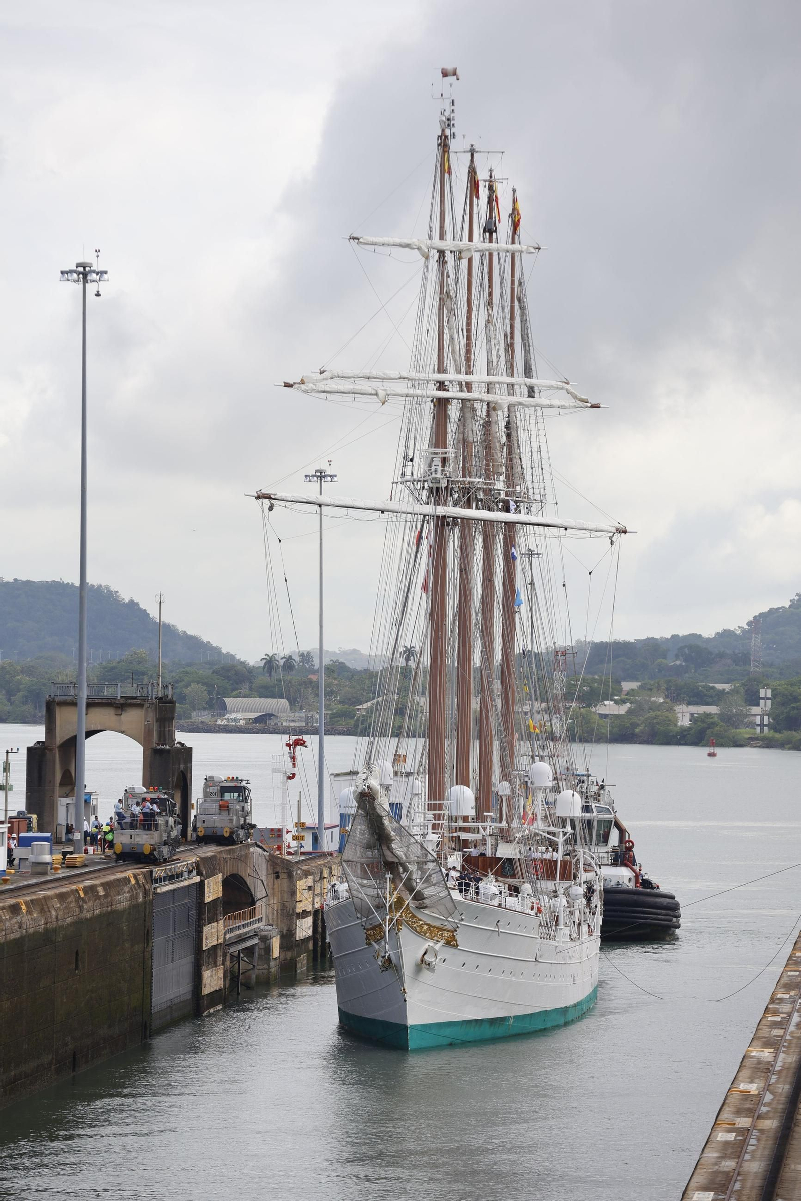 Así ha cruzado el 'Juan Sebastián de Elcano' el Canal de Panamá