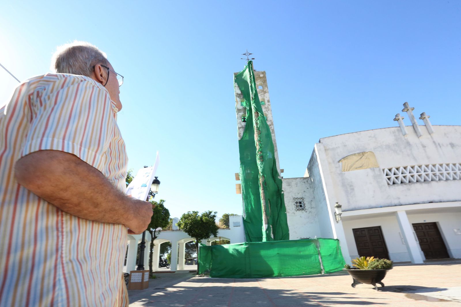 Vista de uno de los laterales de la torre de la parroquia de San Miguel, de la vecina localidad de Estella del Marqués.