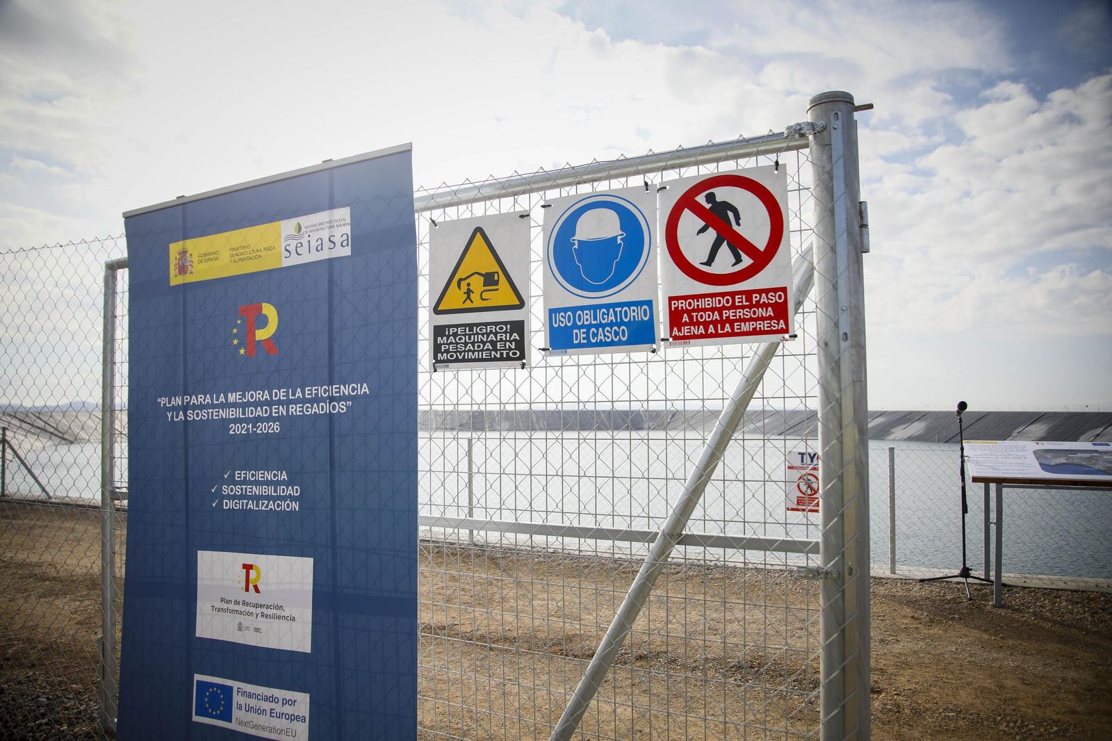 María Jesús Montero visita las obras de la balsa general de regulación de la Comarca de Usuarios Aguas de Níjar, en imágenes