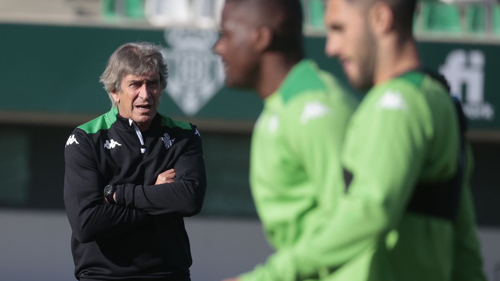 Manuel Pellegrini observa el entrenamiento.