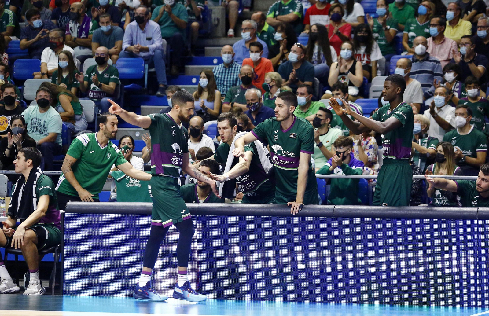 Francis Alonso saluda a sus compañeros camino del banquillo del Carpena.