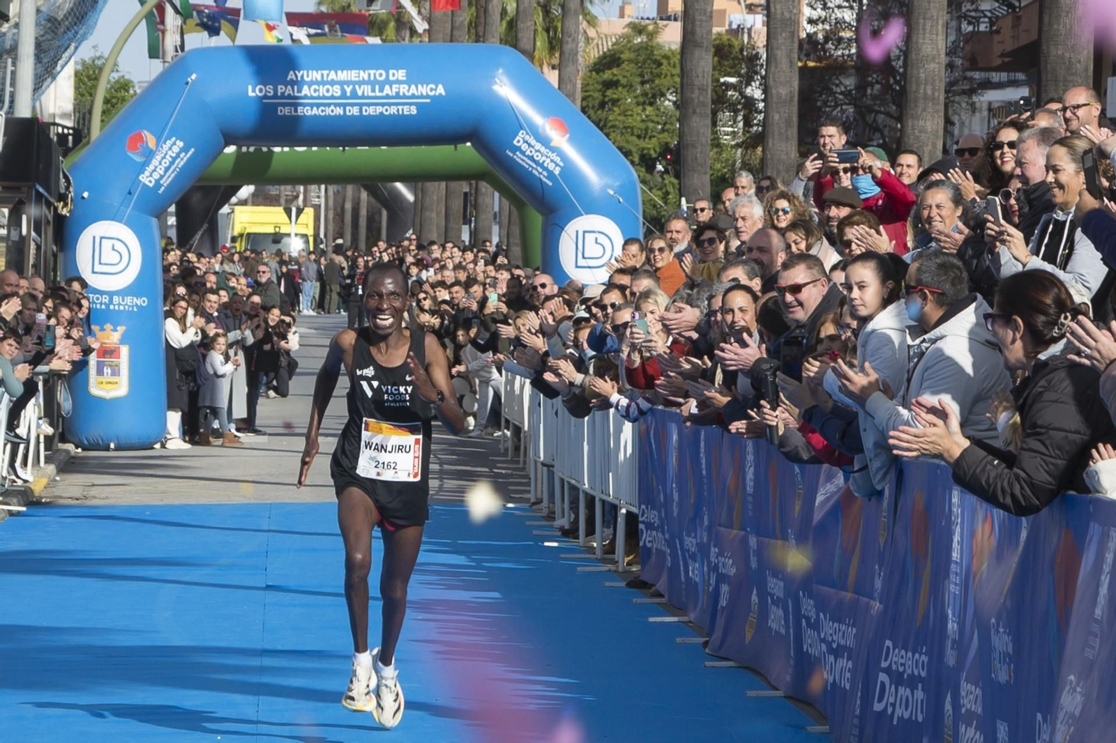 Wanjiru entra eufórico en la meta de Los Palacios y Villafranca.