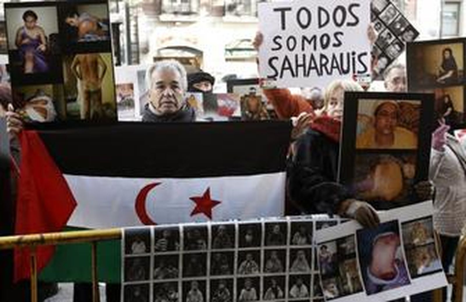 Simpatizantes saharauis frente a la Audiencia Nacional en apoyo del juicio contra altos cargos marroquíes.