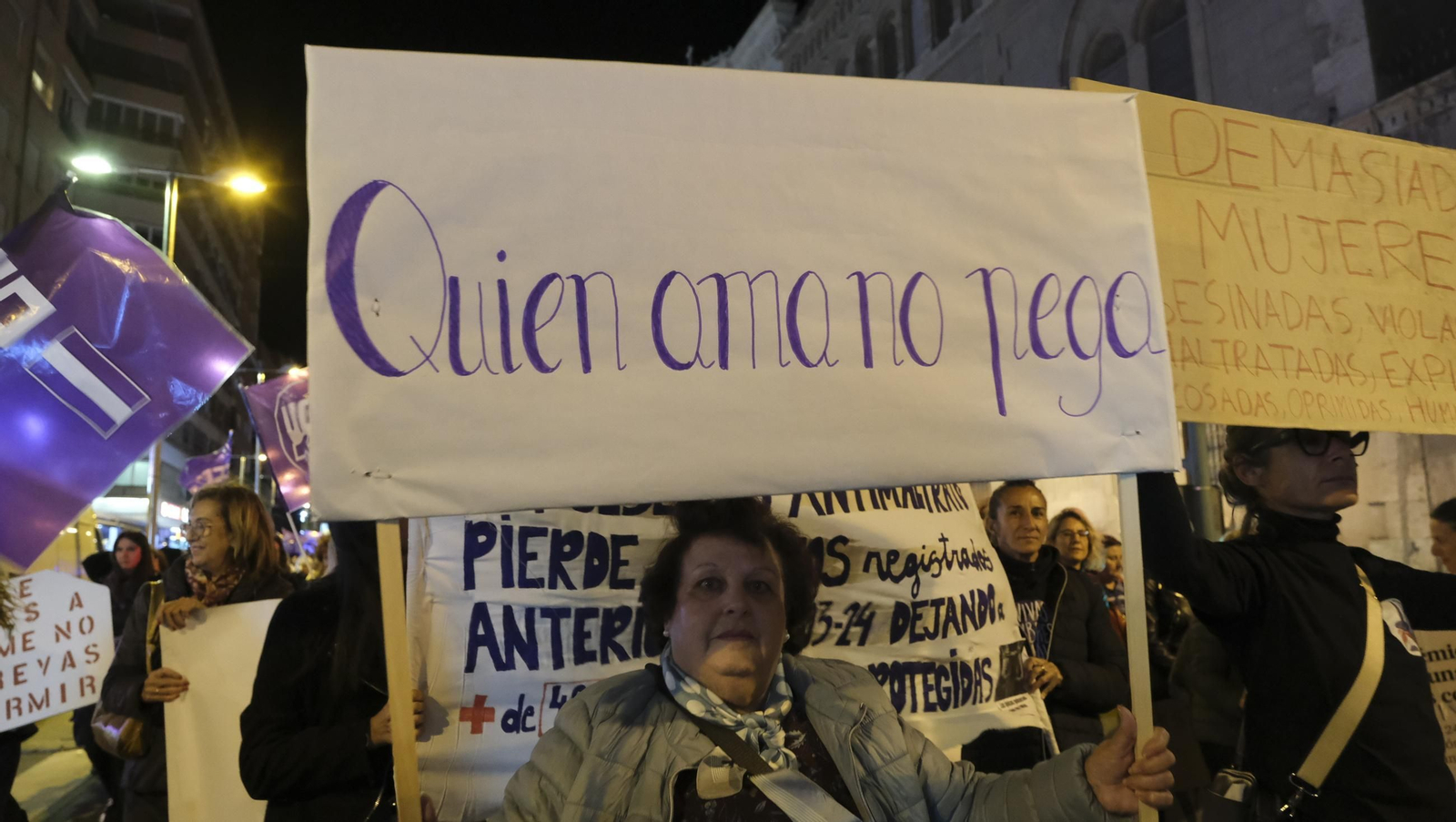 Fotografías de la manifestación del 25-N por la violencia de género, en Almería