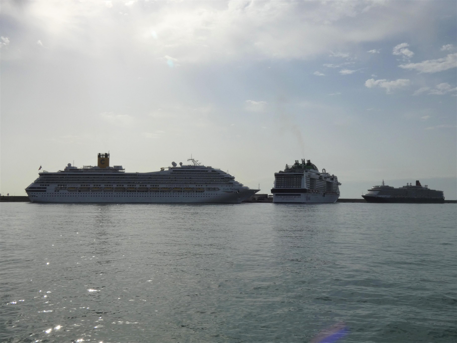 Los buques de crucero ‘Costa Fortuna’, ‘MSC Grandiosa’ y ‘Queen Victoria’ atracados este pasado lunes en el puerto de Málaga.