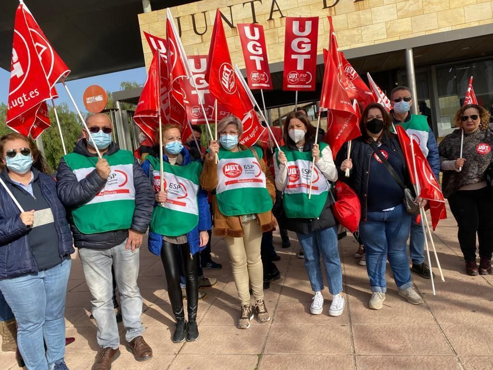 Concentración UGT en la puerta de la sede de la Junta de Andalucía.