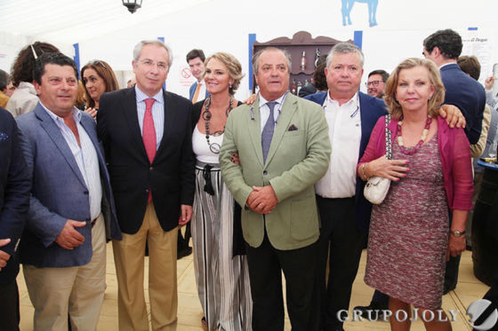 Rafael Hidalgo, presidente de la Sociedad de Carreras de Caballos de Sanlúcar, y su esposa; junto a Hermenegildo Mergelina, gerente de la entidad, el subdelegado del Gobierno en Cádiz, Javier de Torre, Begoña Rodríguez y Eduardo Rodríguez.

Foto: Vanesa Lobo