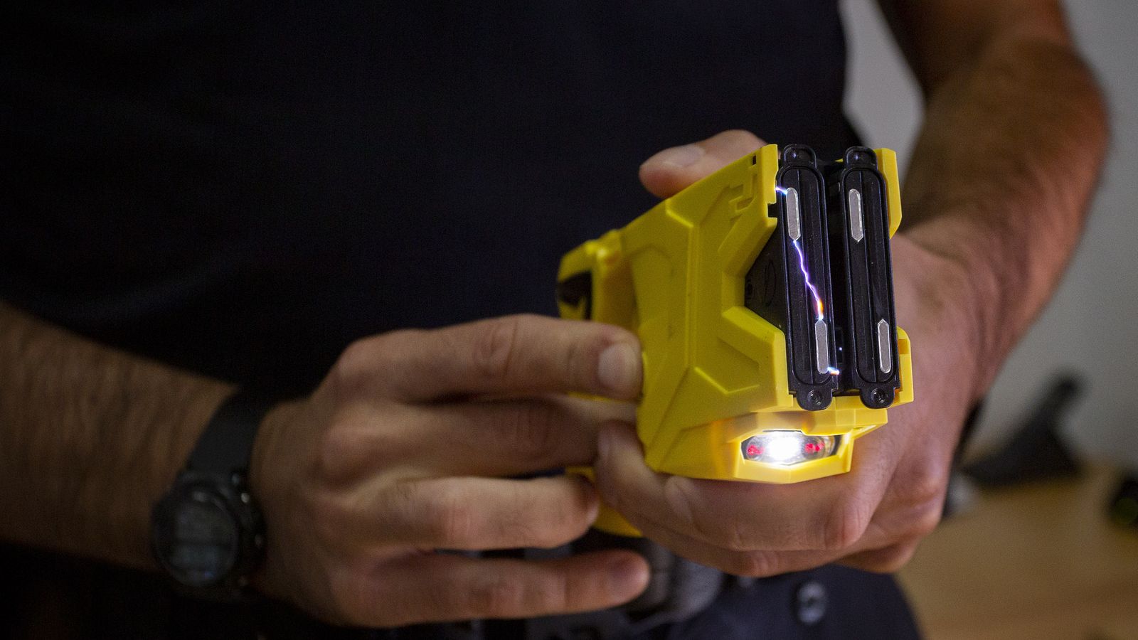 La descarga intimidatoria, que puede ver la persona que se enfrenta a la Policía.