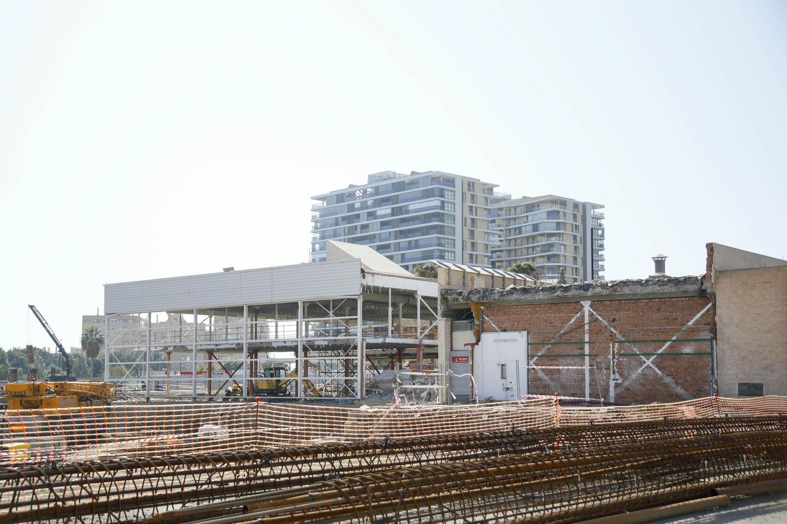 En la estación intermodal de Almería ya solo quedan escombros. Las imágenes