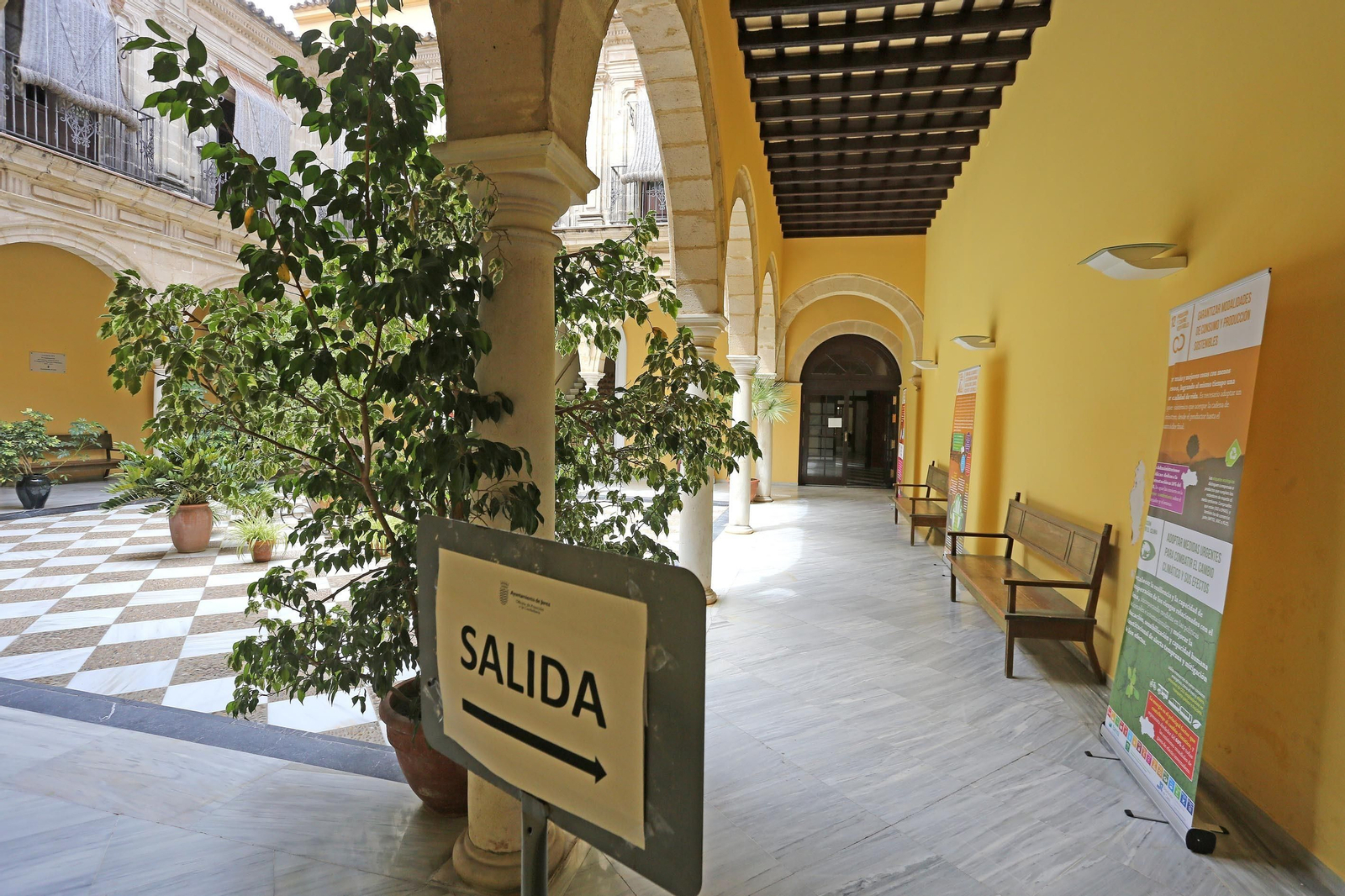 Imagen del patio principal del Ayuntamiento jerezano.