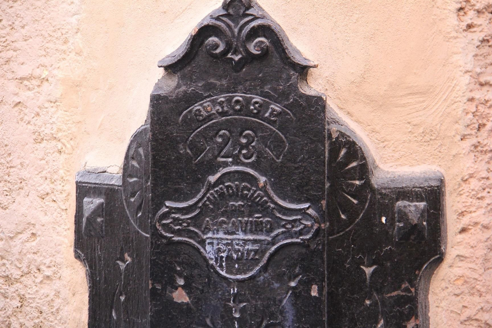 Un guardacantón que se encuentra en una esquina del casco histórico de Cádiz.