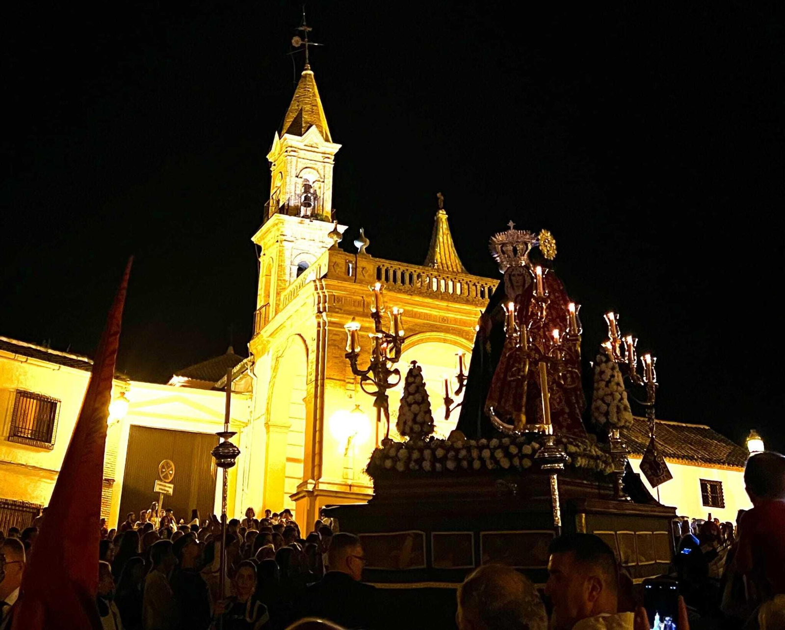 Momento de la procesión en la plaza del Calvario, con el Santuario de Nuestro Padre Jesús Nazareno al fondo.