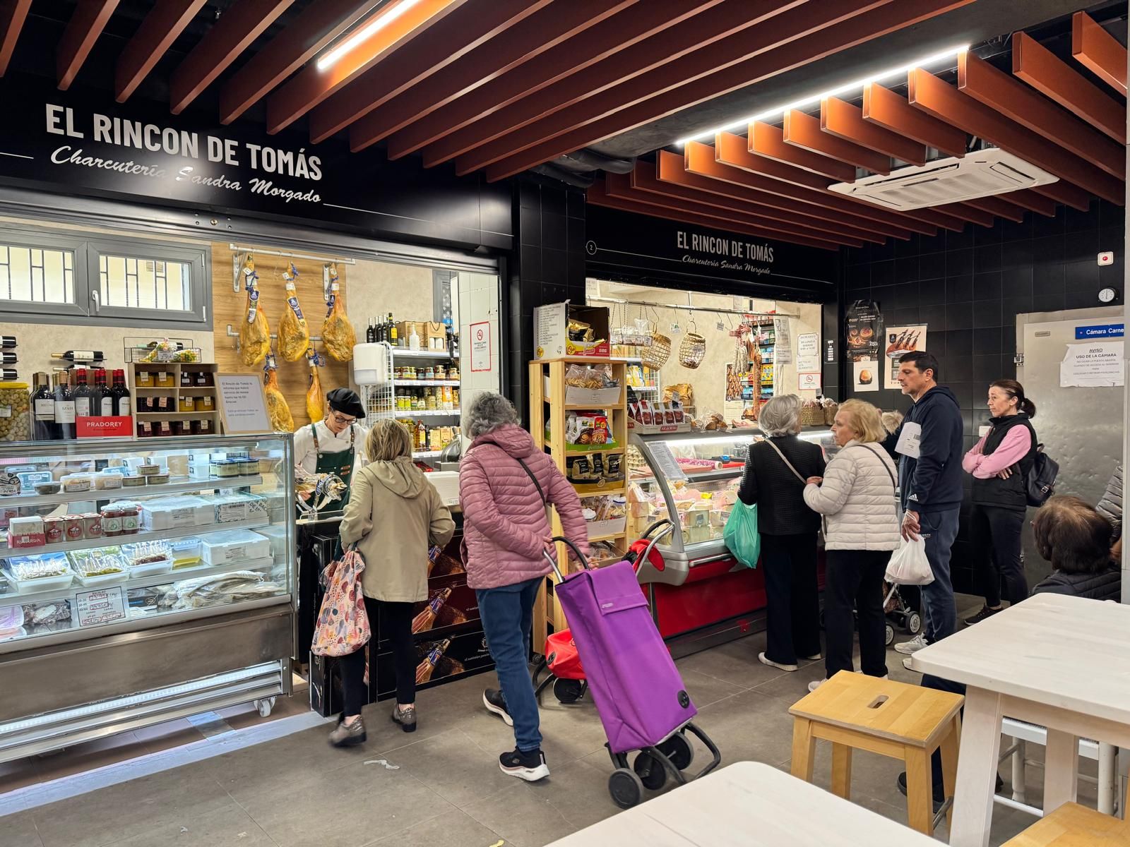 Varias personas comprando en uno de los puestos del mercado de Motril