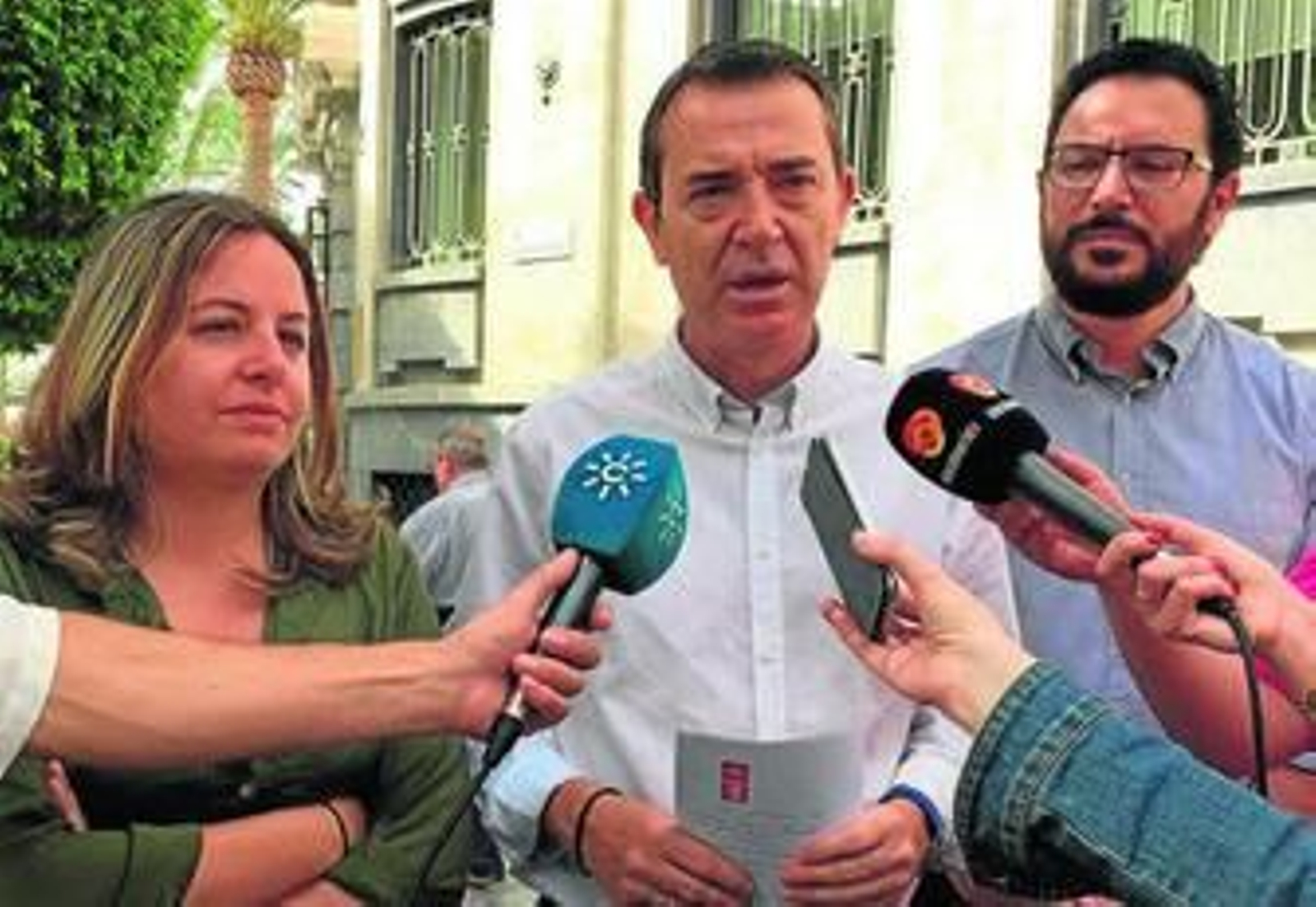 El candidato a la Alcaldía de la capital, Juan Carlos Pérez Navas, acompañado de dos miembros de su lista.