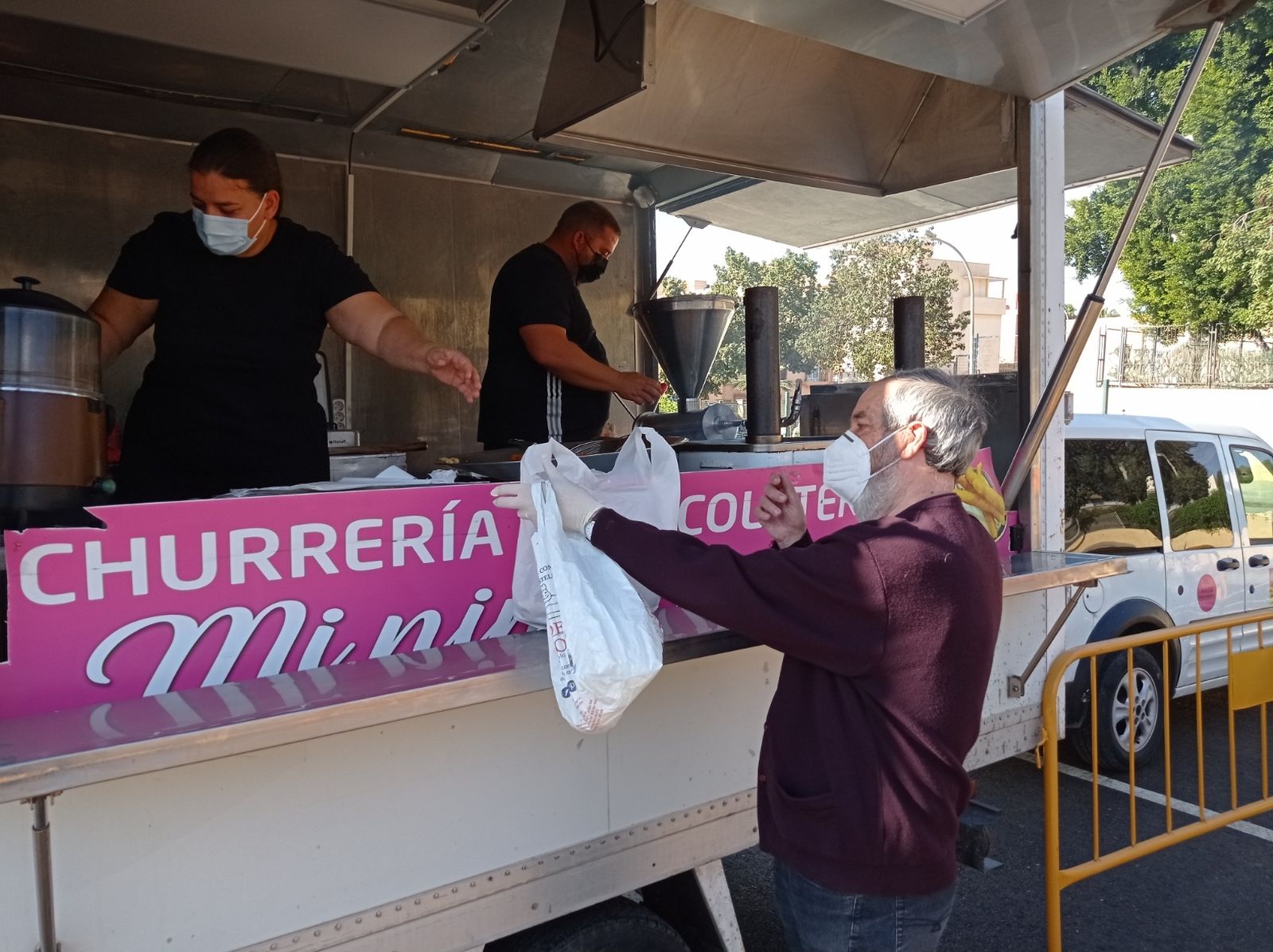 Casi 200 mayores de Huércal participan en la chocolatada para llevar de las fiestas populares