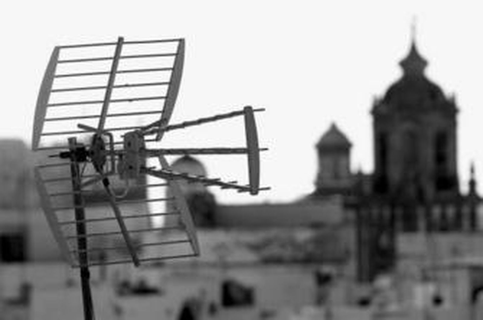 Varios televisores con canales de la TDT en un establecimiento.