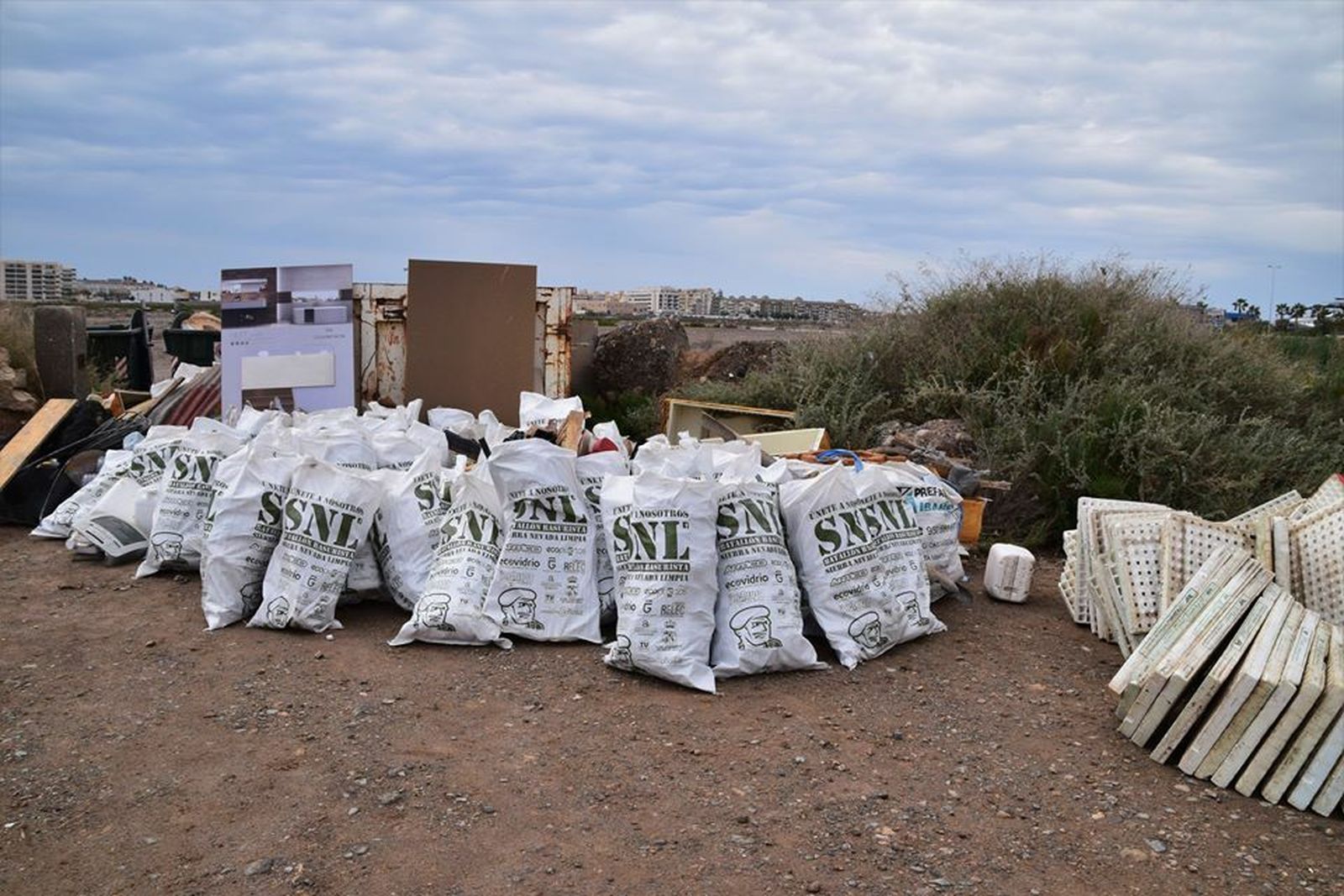 Parte de la basura recogida este fin de semana en la Ribera de la Algaida de Roquetas de Mar.