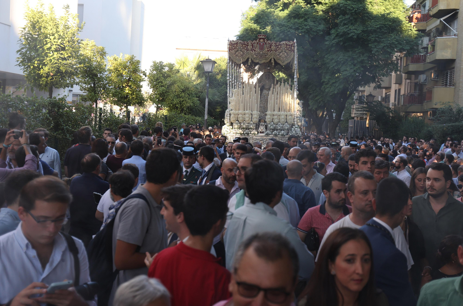 La Virgen de las Mercedes rodeada de público en su traslado a la Catedral