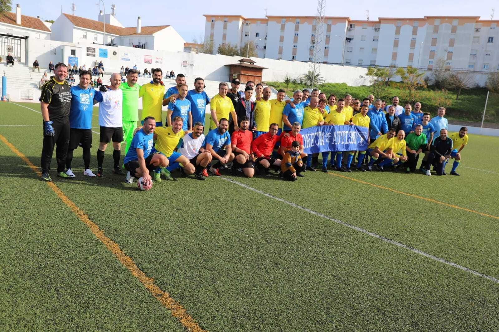 Foto de familia de los dos equipos en el campo La Corredera.