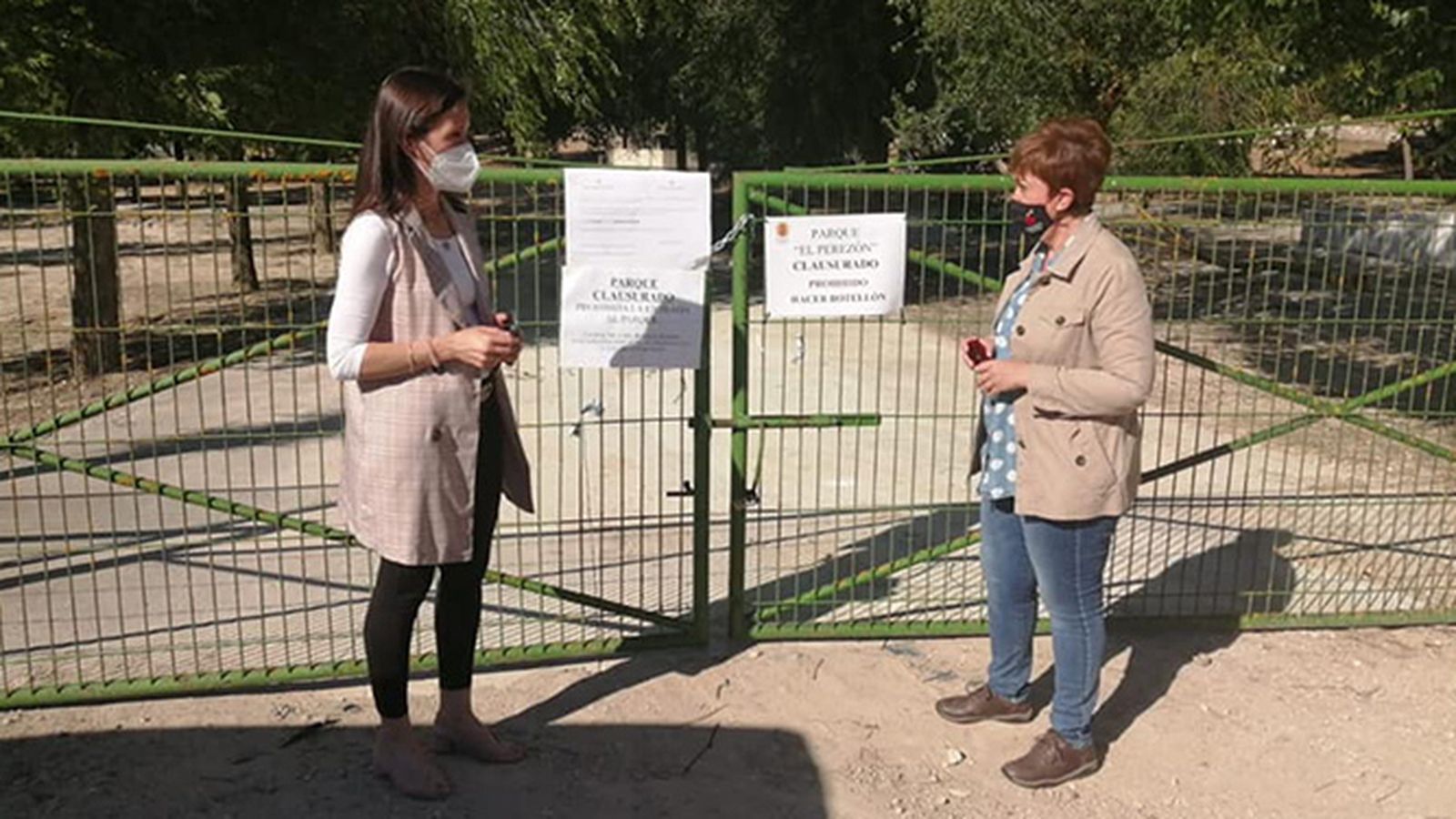 Las alcaldesas de Monturque y Moriles verifican el cierre del parque El Perezón.