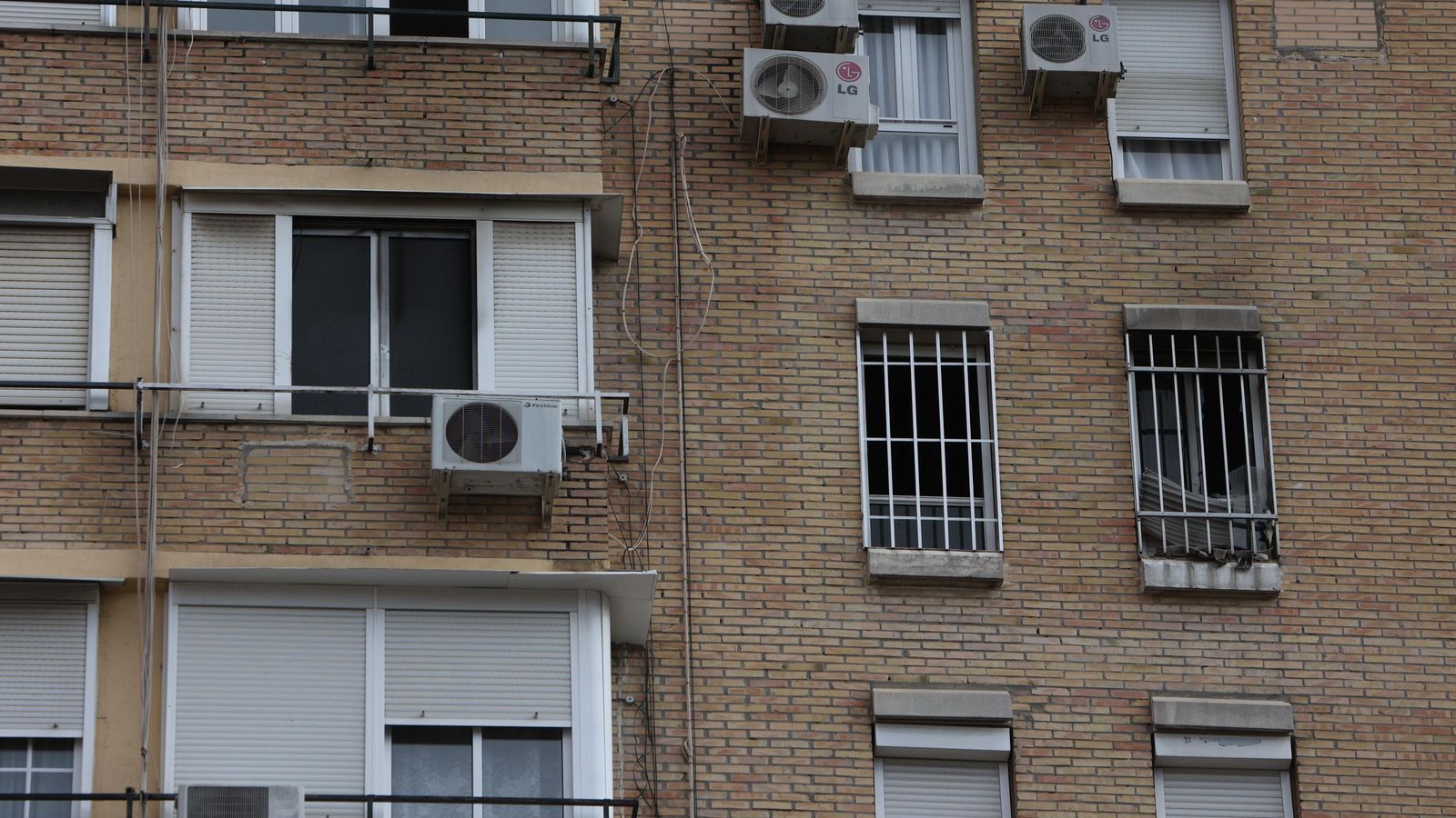 Estado en el que han quedado las ventanas de la vivienda incendiada.
