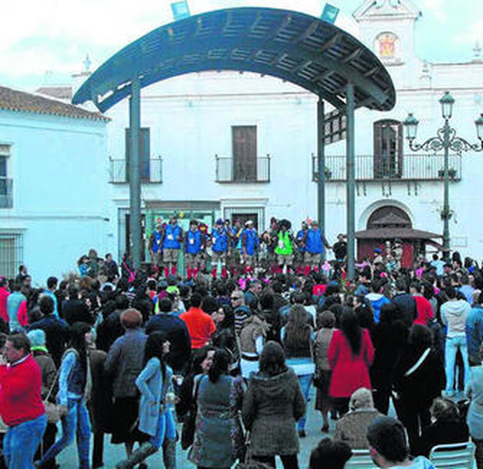 Cientos de vecinos, ayer en la Plaza Redonda durante la chochá.