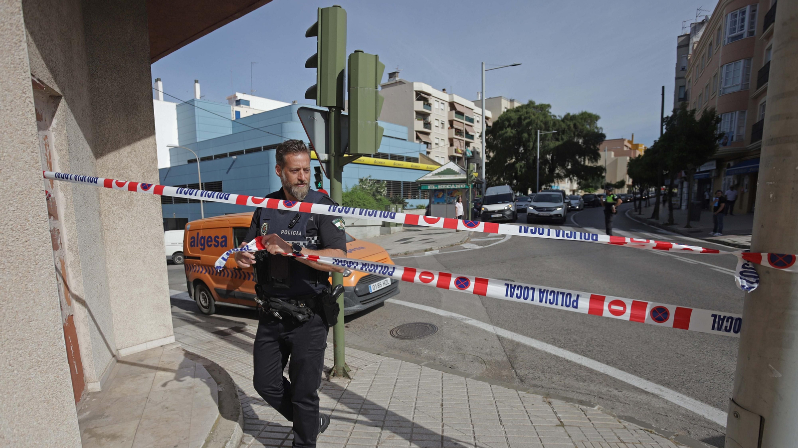 Fotos de las tareas de limpieza del edificio okupa en El Secano