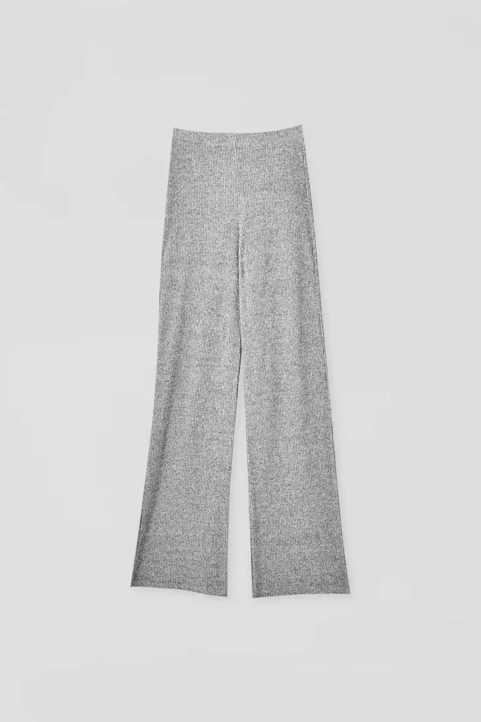 Pantalón de punto de Pull and Bear.