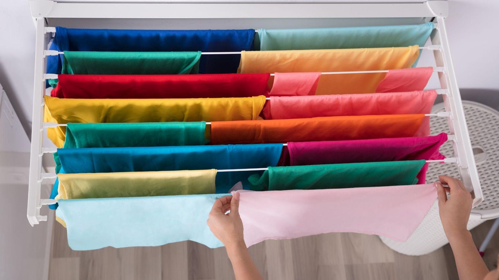 Trucos para secar la ropa en casa en pleno invierno sin que coja olor a humedad