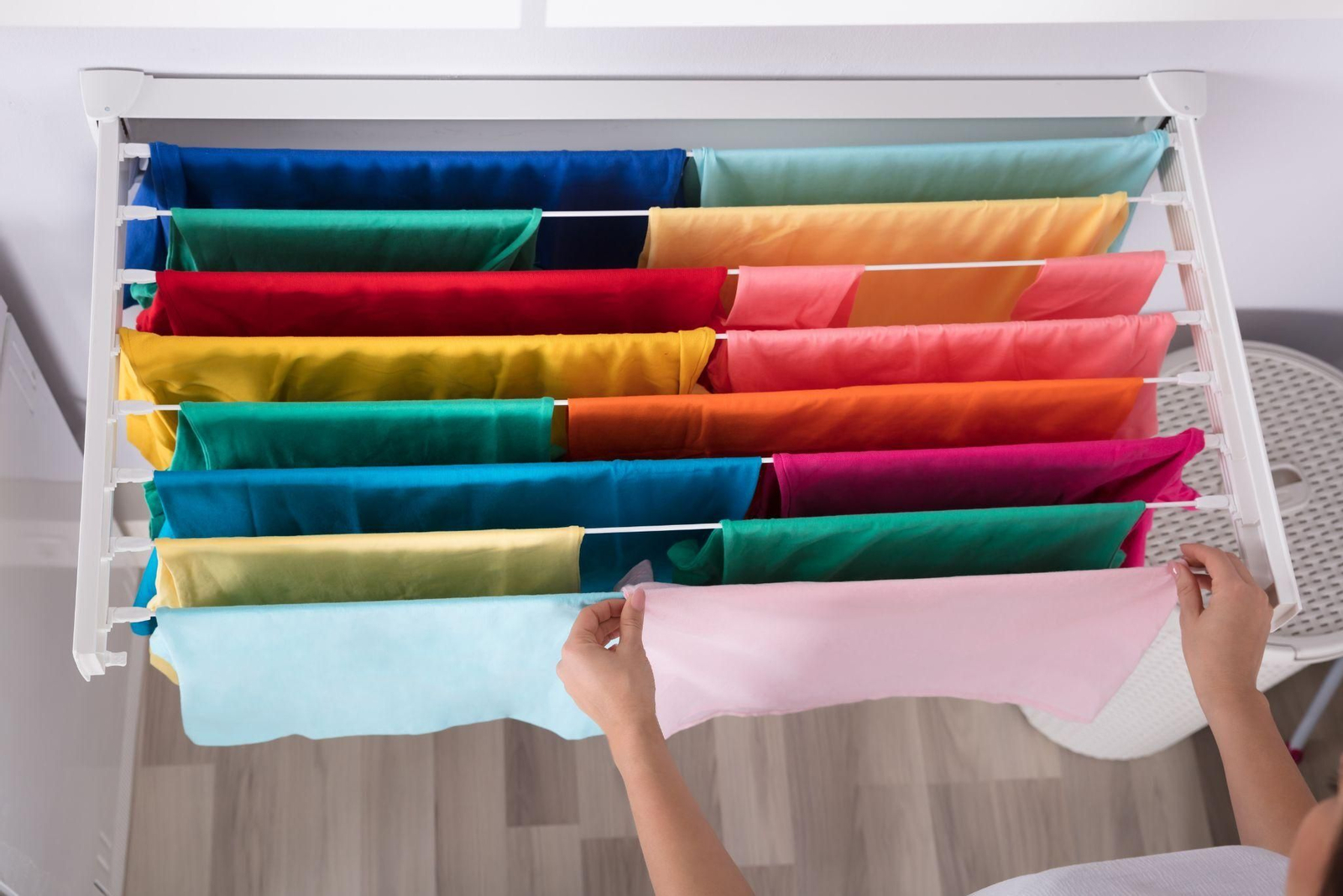 Trucos para secar la ropa en casa en pleno invierno sin que coja olor a humedad