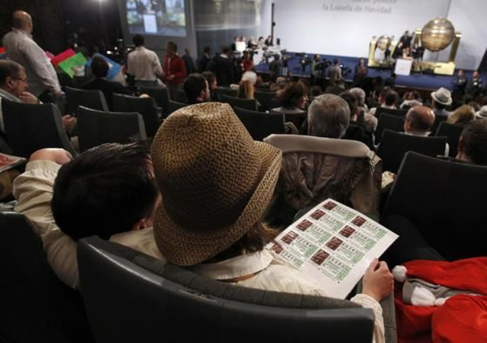 El Gordo ha recaído en el número 58.268, vendido íntegramente en un pubelo de Huesca.

Foto: EFE
