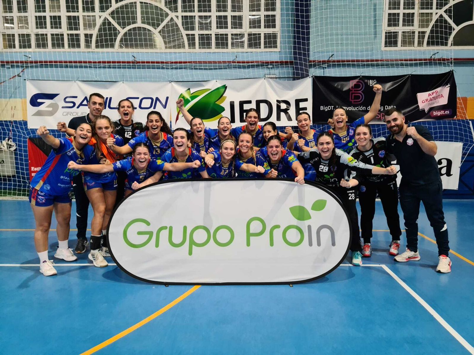 Las jugadoras del BM Montequinto Proin CDH celebran su primer triunfo.