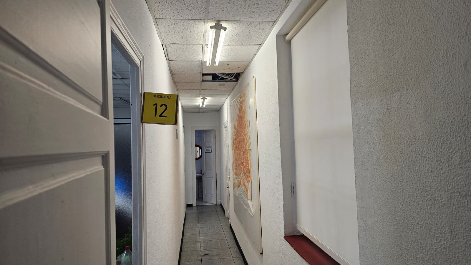 Estado de uno de los techos de la segunda planta, donde se han producido desprendimientos parciales tras las borrascas.