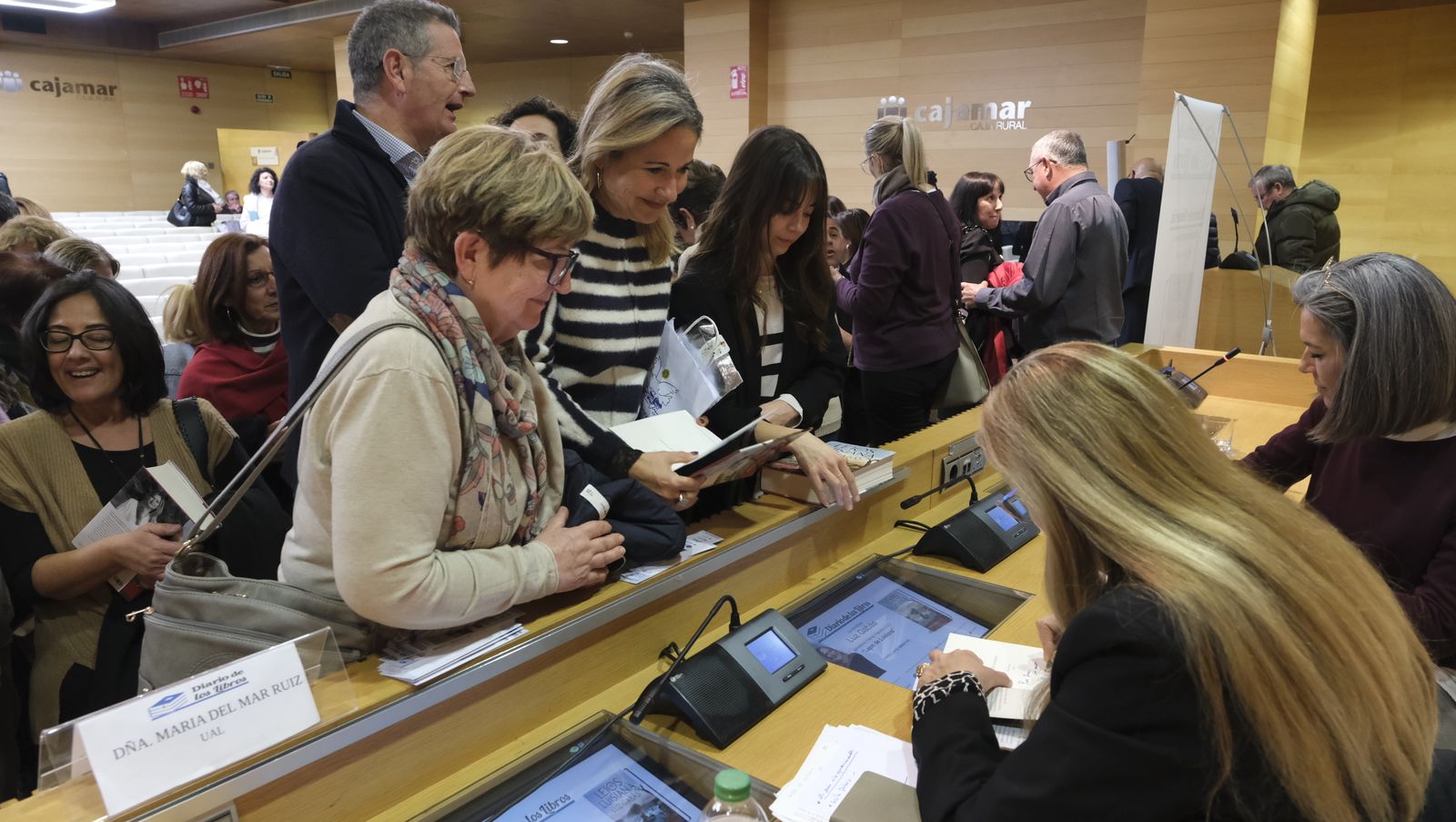 Imágenes del Diario de los Libros con la escritora ganadora del Premio Planeta 2022, Luz Gabás
