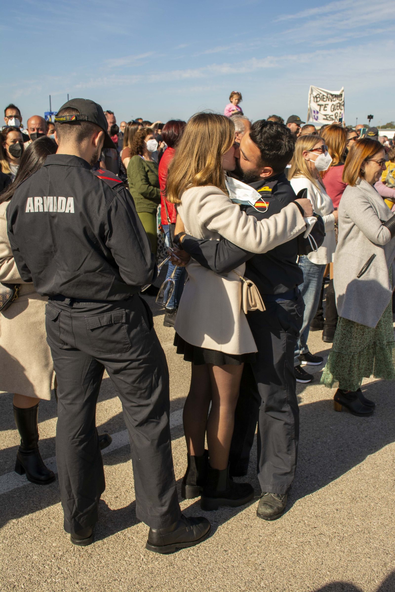 Fuerzas Armadas:  Imágenes del recibimiento a la fragata Victoria en Rota. ¿Te quieres casar conmigo?