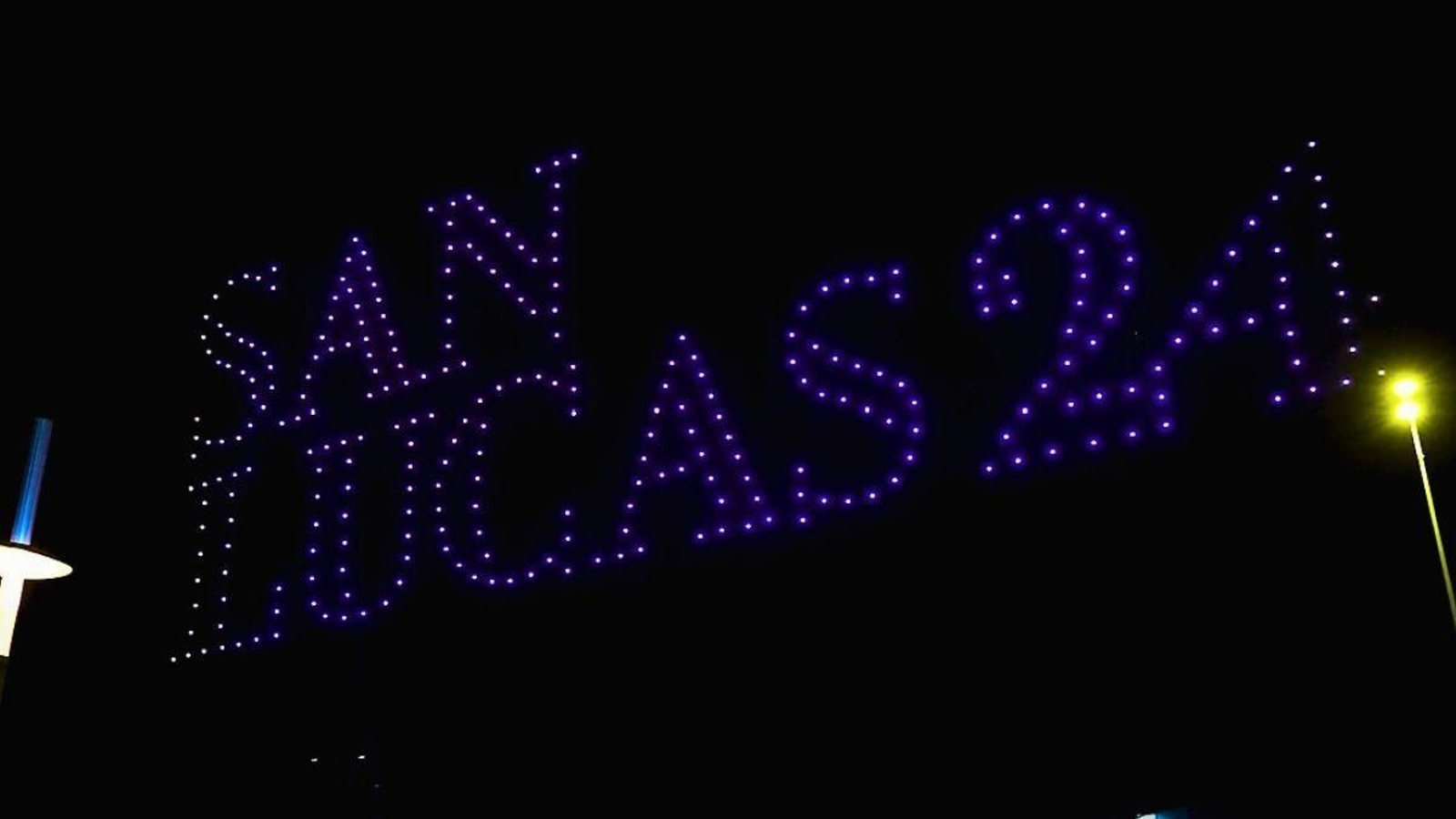 El show 'Geometrics 300' llenó el pasado San Lucas el cielo del Recinto Ferial con un espectáculo de luz y color.