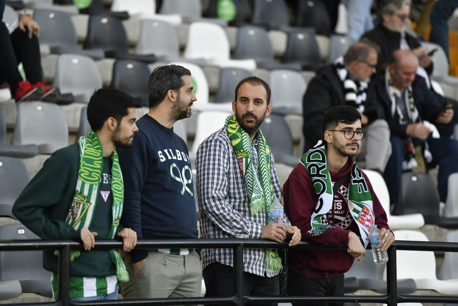 Varios aficionados cordobesistas, durante un partido lejos de El Arcángel.