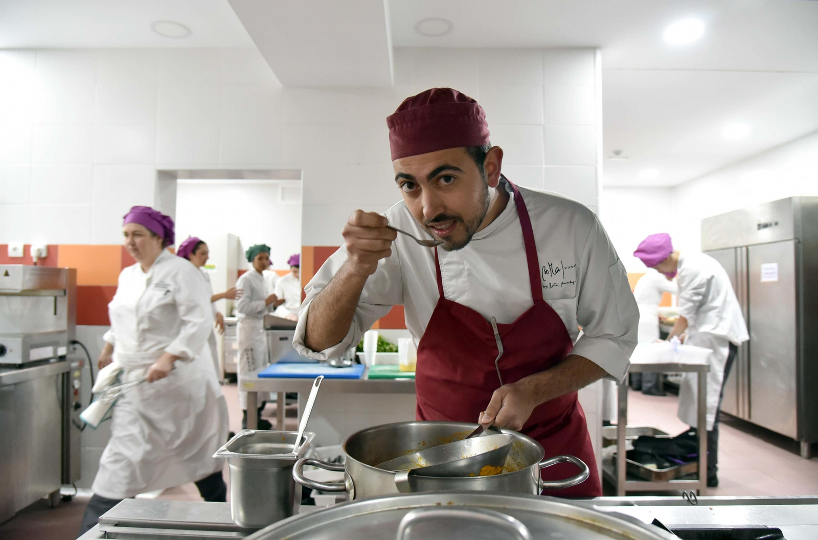El joven algecireño Víctor Meléndez, en la cocina del IES Hostelería de San Roque.
