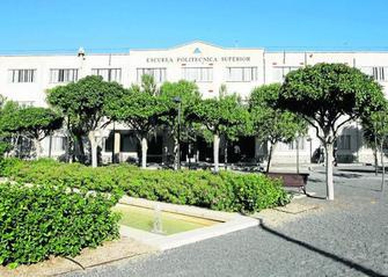 Fachada principal del edificio que alberga la Escuela Superior de Ingeniería.