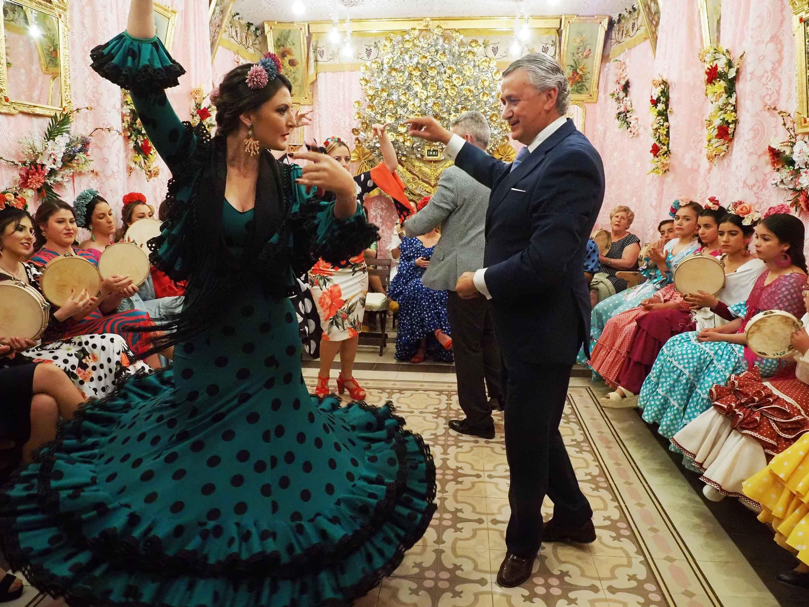 La localidad de Alosno vive con intensidad su festividad de las Cruces de Mayo.