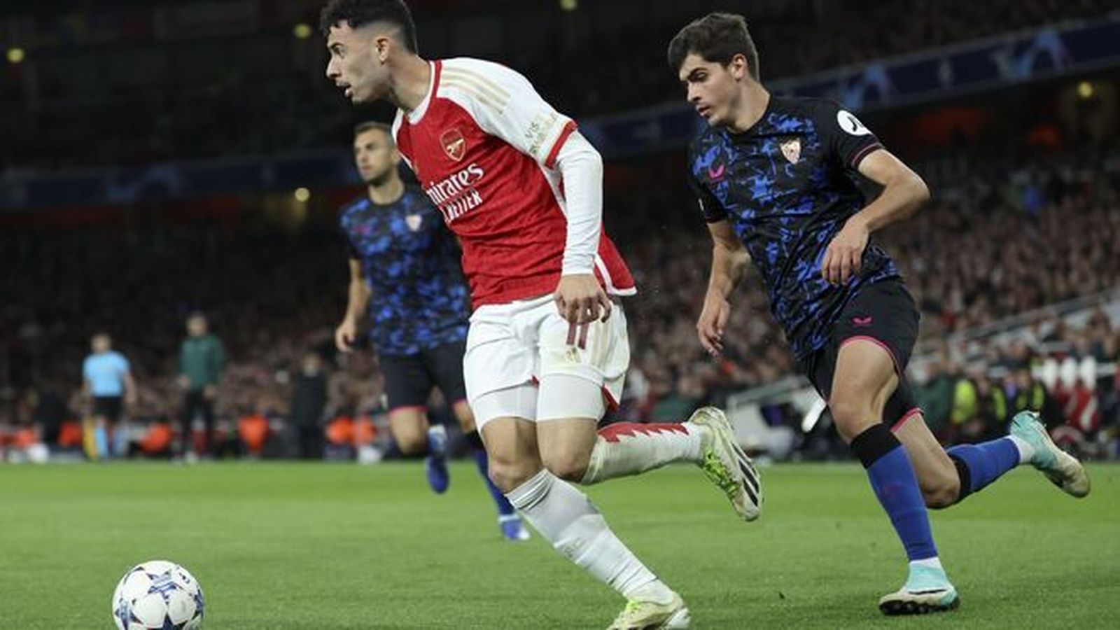 Juanlu persigue a Martinelli en una constante durante todo el partido.
