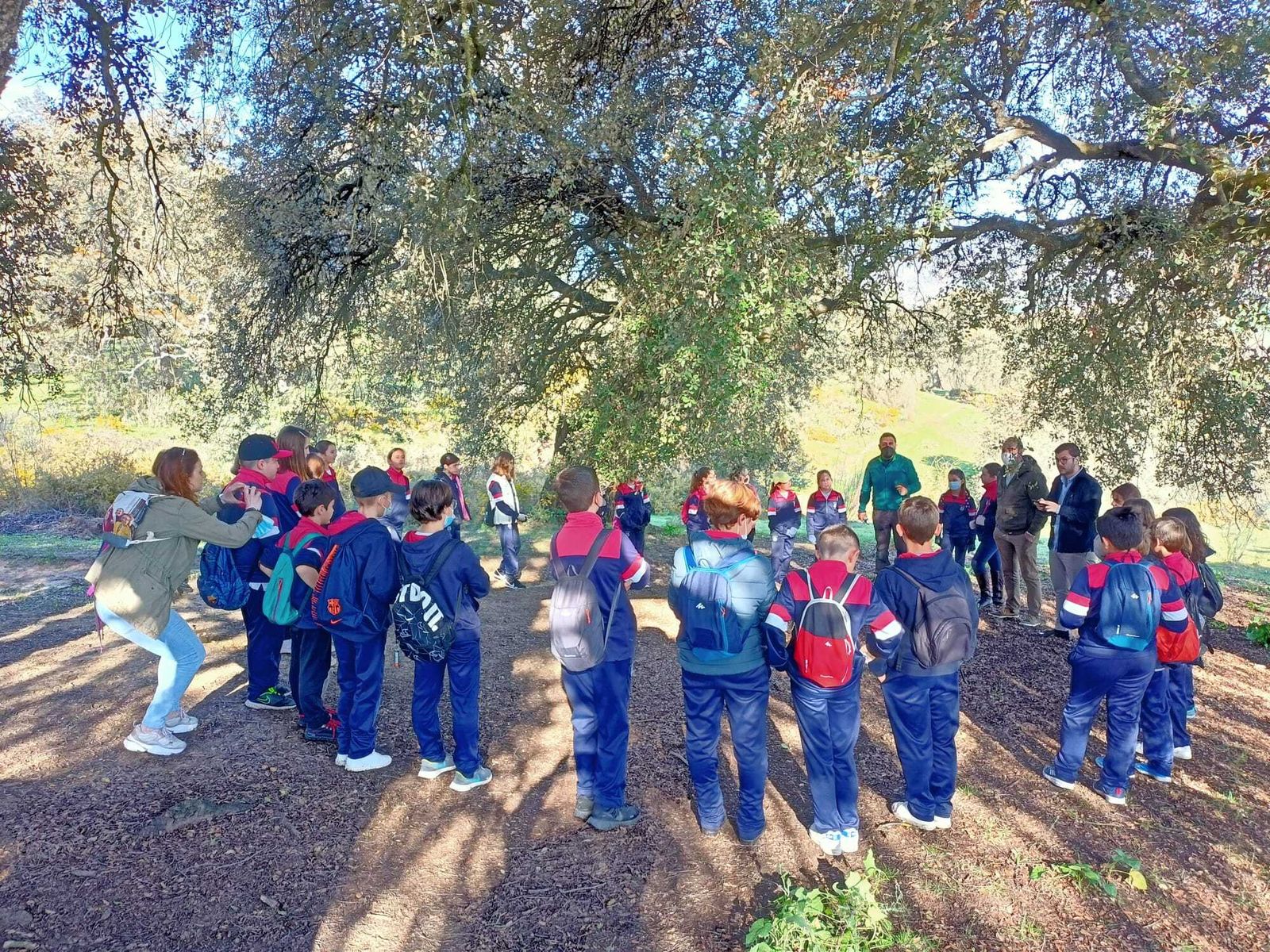 Alumnos del colegio Fernando de los Ríos en el parque periurbano de La Dehesa.