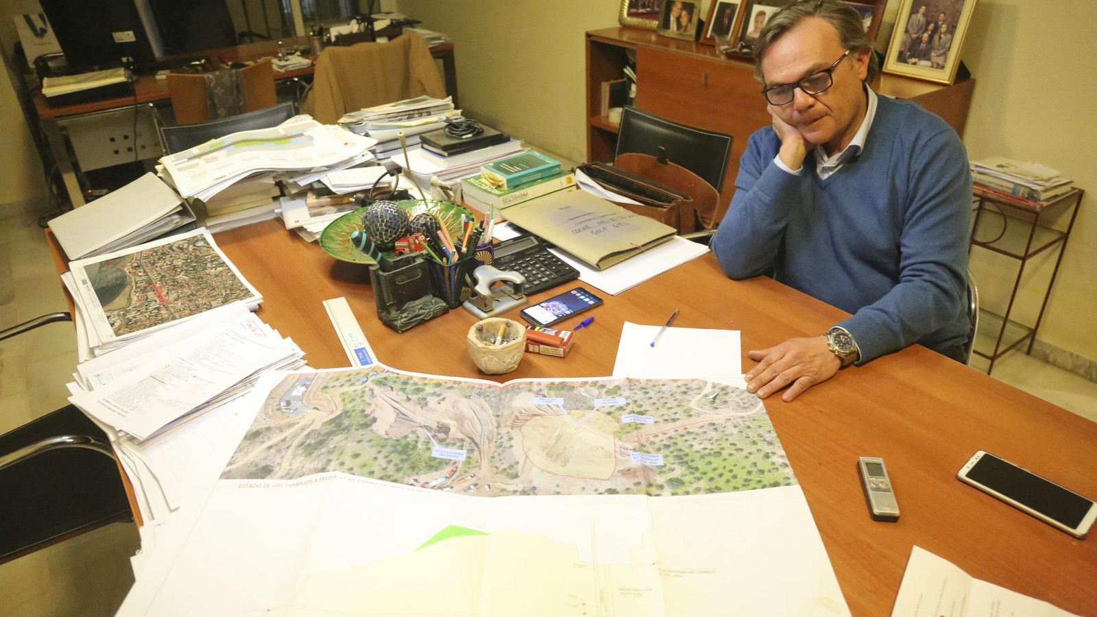 El ingeniero junto a los planos del Cerro de la Corona, en su despacho.