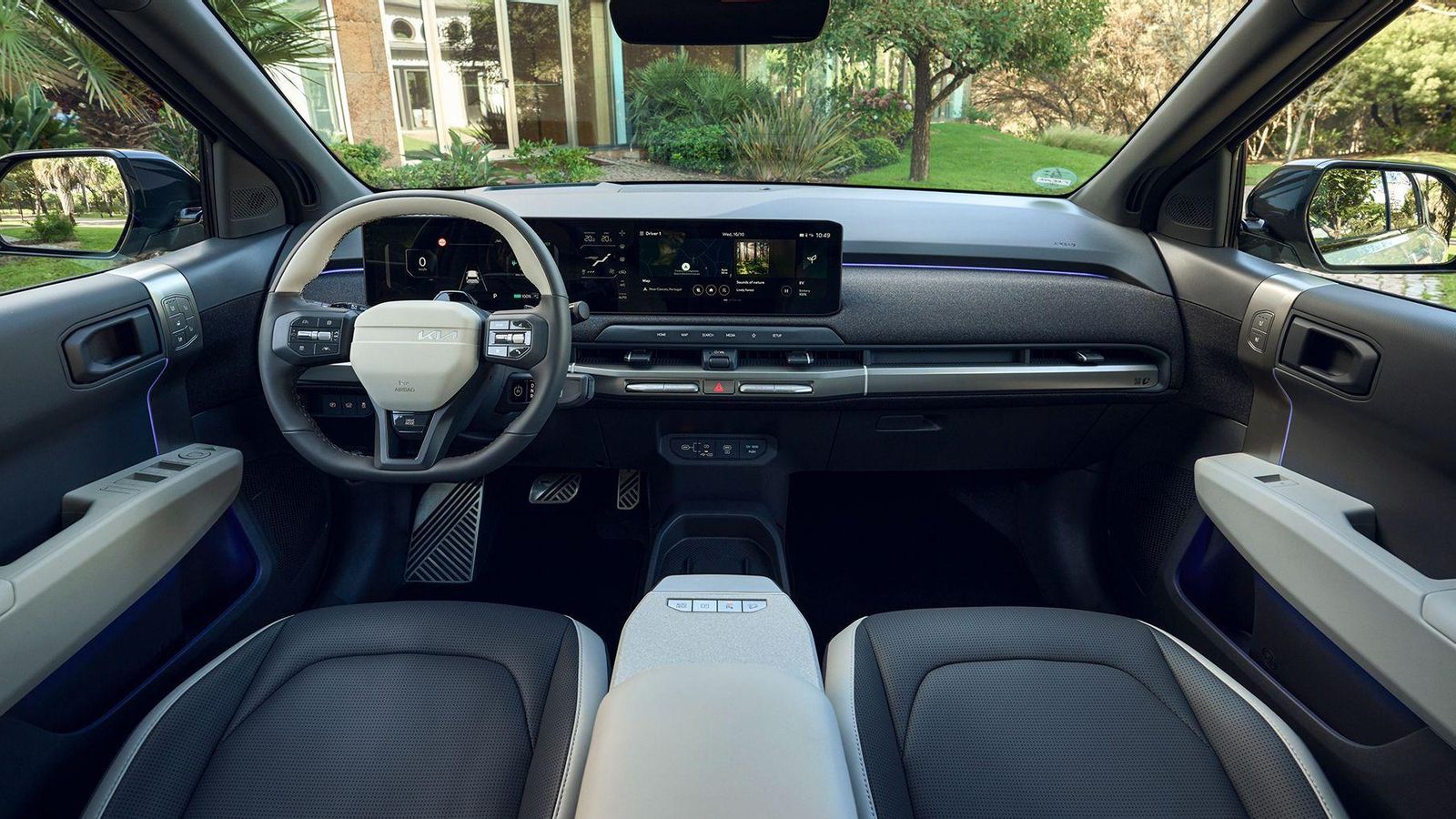 Desde el lanzamiento del EV9 se ha hecho universal en los eléctricos la concatenación de tres pantalla, con la de la climatización entre intrumentación y multimedia. Es accesible, pero invisible porque la oculta el propio aro del volante.