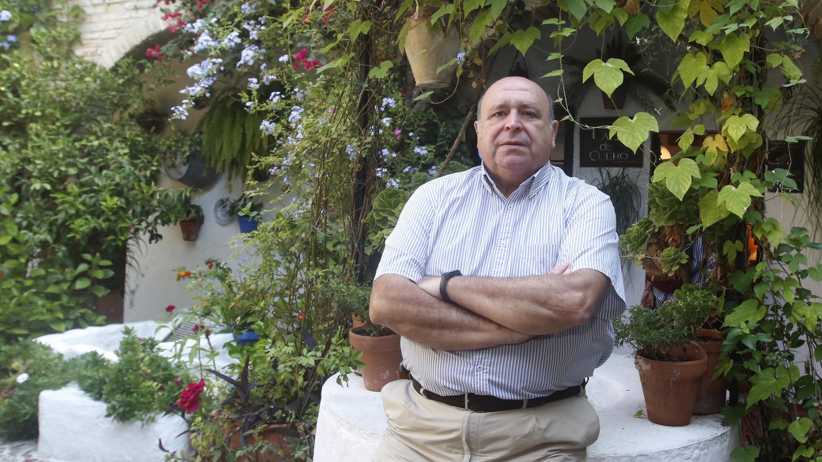 Miguel Ángel Roldán posa en el patio de San Basilio, 44, sede de la asociación que preside.