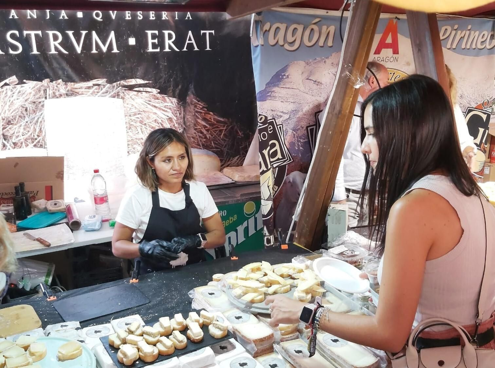 Una visitante pide degustaciones en uno de los establecimientos de la Fiesta del Queso.