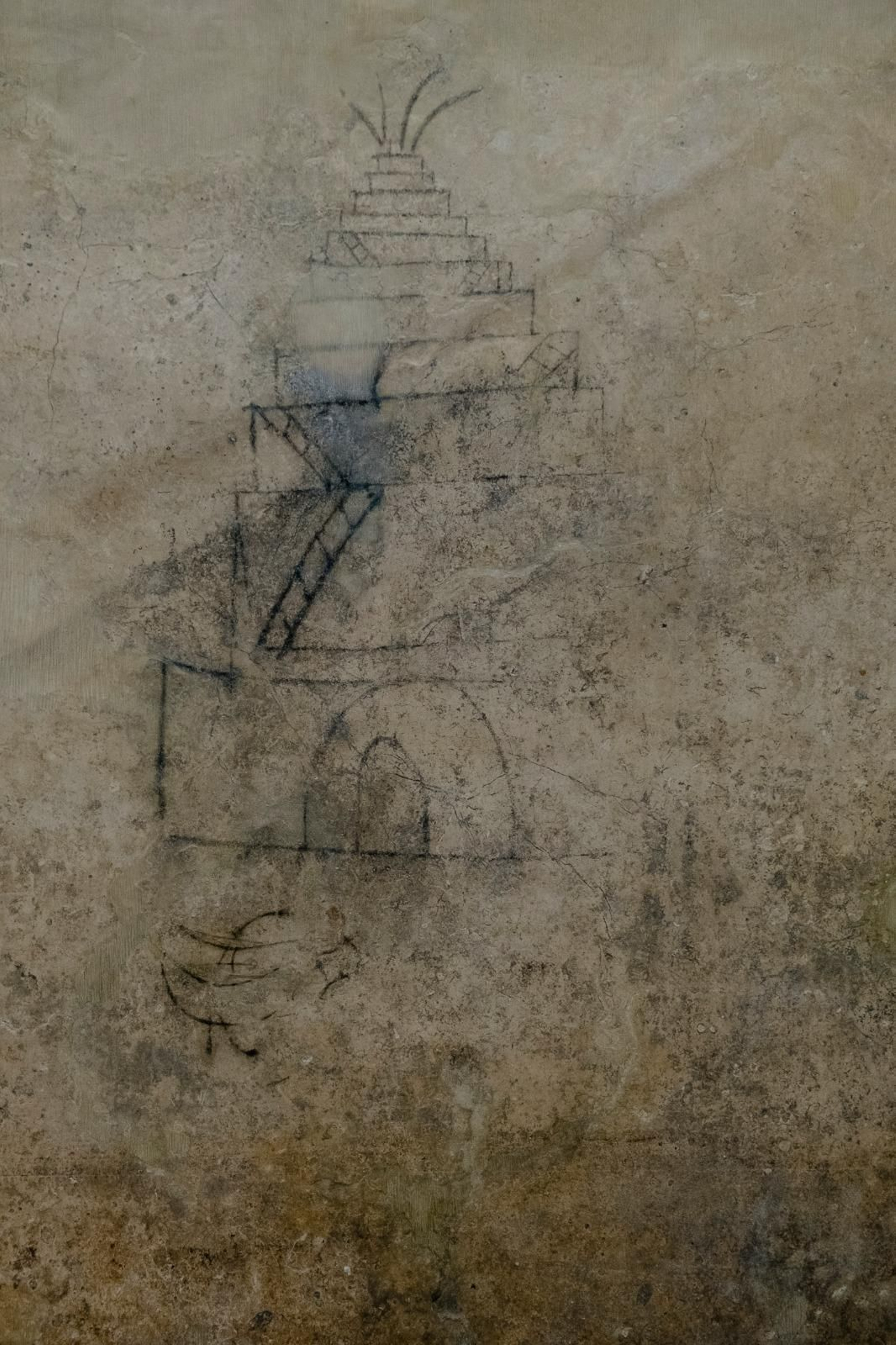 Detalle del primer grafito compuesto por el supuesto Faro de Gades y una embarcación. Detalle del primer grafito compuesto por el supuesto Faro de Gades y una embarcación.