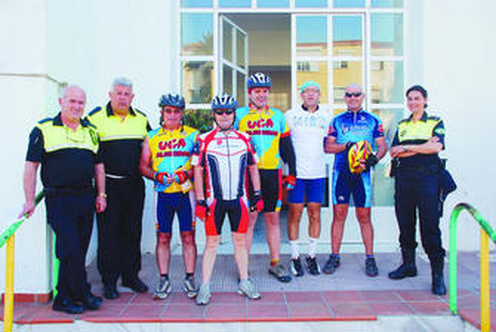 Los cinco ciclistas junto a policías locales, ayer en Los Barrios.