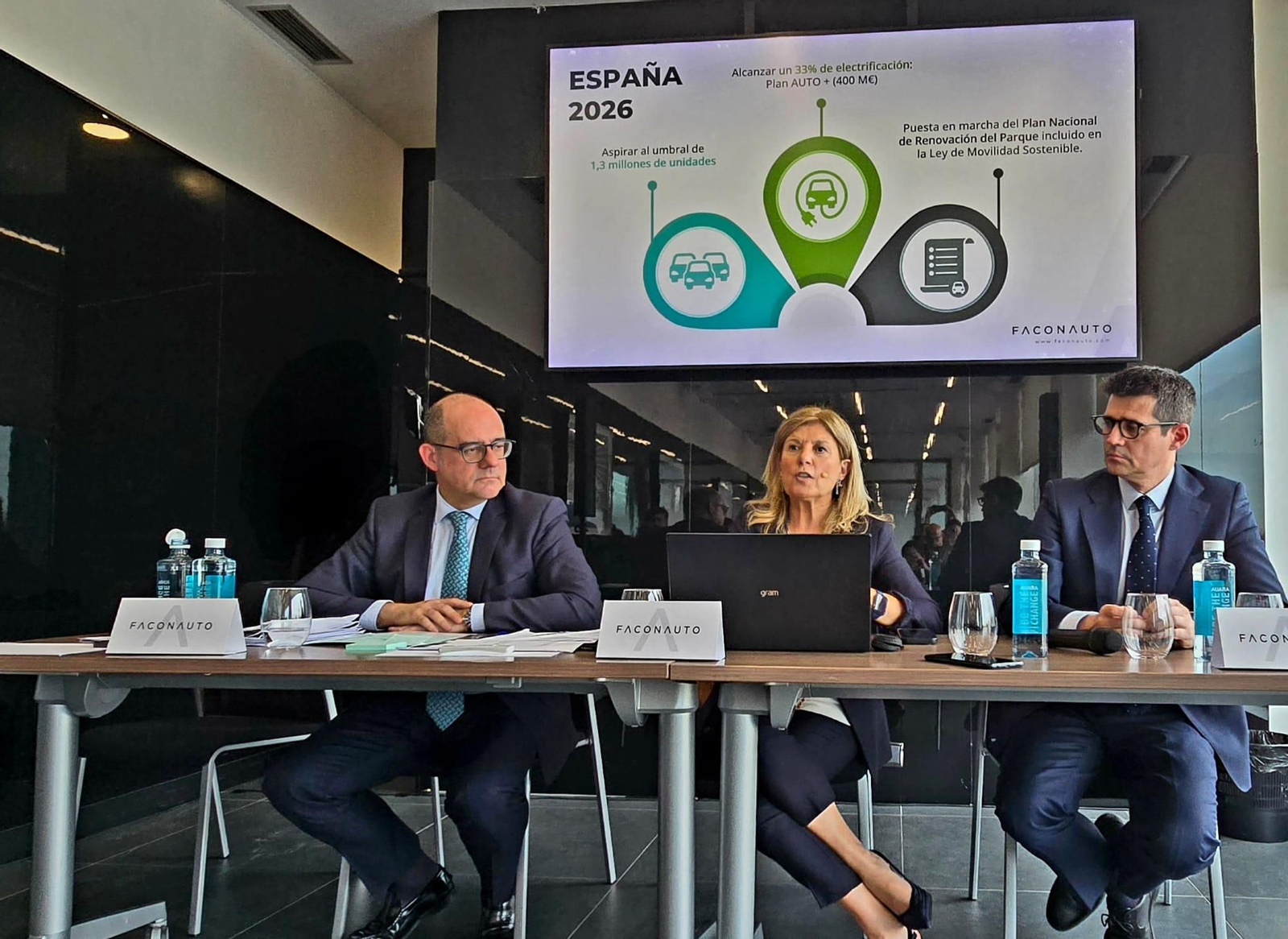 De izquierda a derecha: José Ignacio Moya, director general de Faconauto, Marta Blázquez, presidenta de Faconauto y Raúl Morales, director de comunicación de Faconauto durante el encuentro.