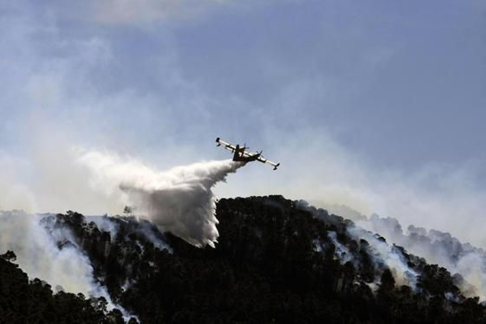 Hidroaviones trabajan en la extinción del incendio

Foto: Javier Flores
